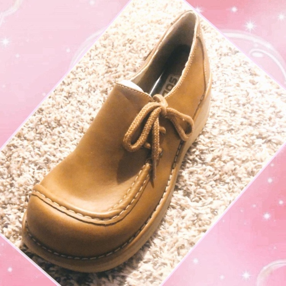 Vintage Soda Women's Tan Casual Lace-Up Loafer